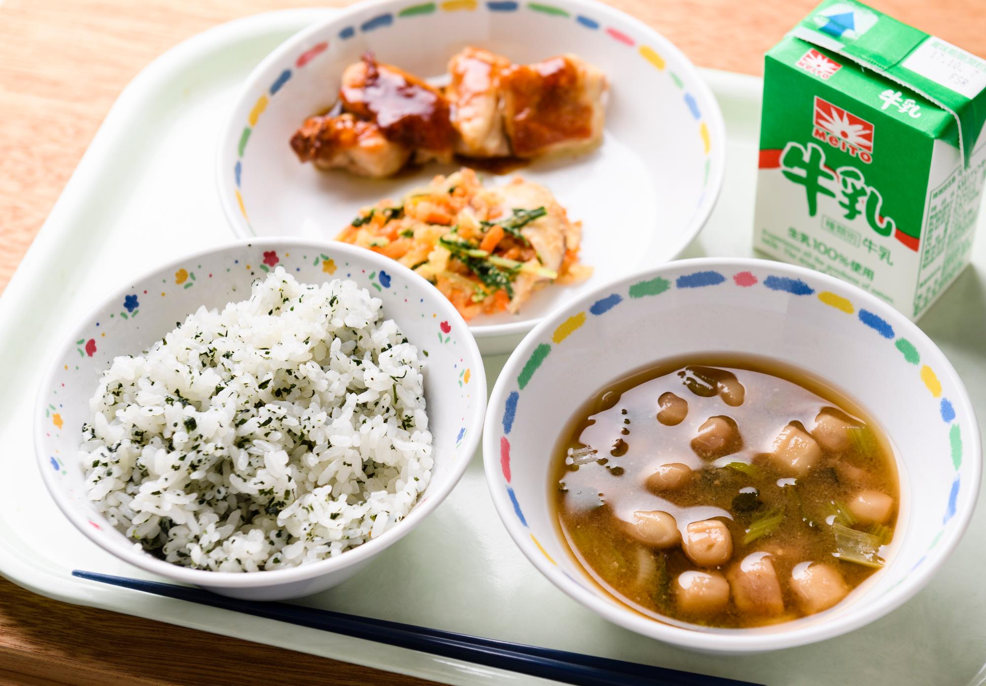 白い三角巾と割烹着を着て料理をしているイラスト