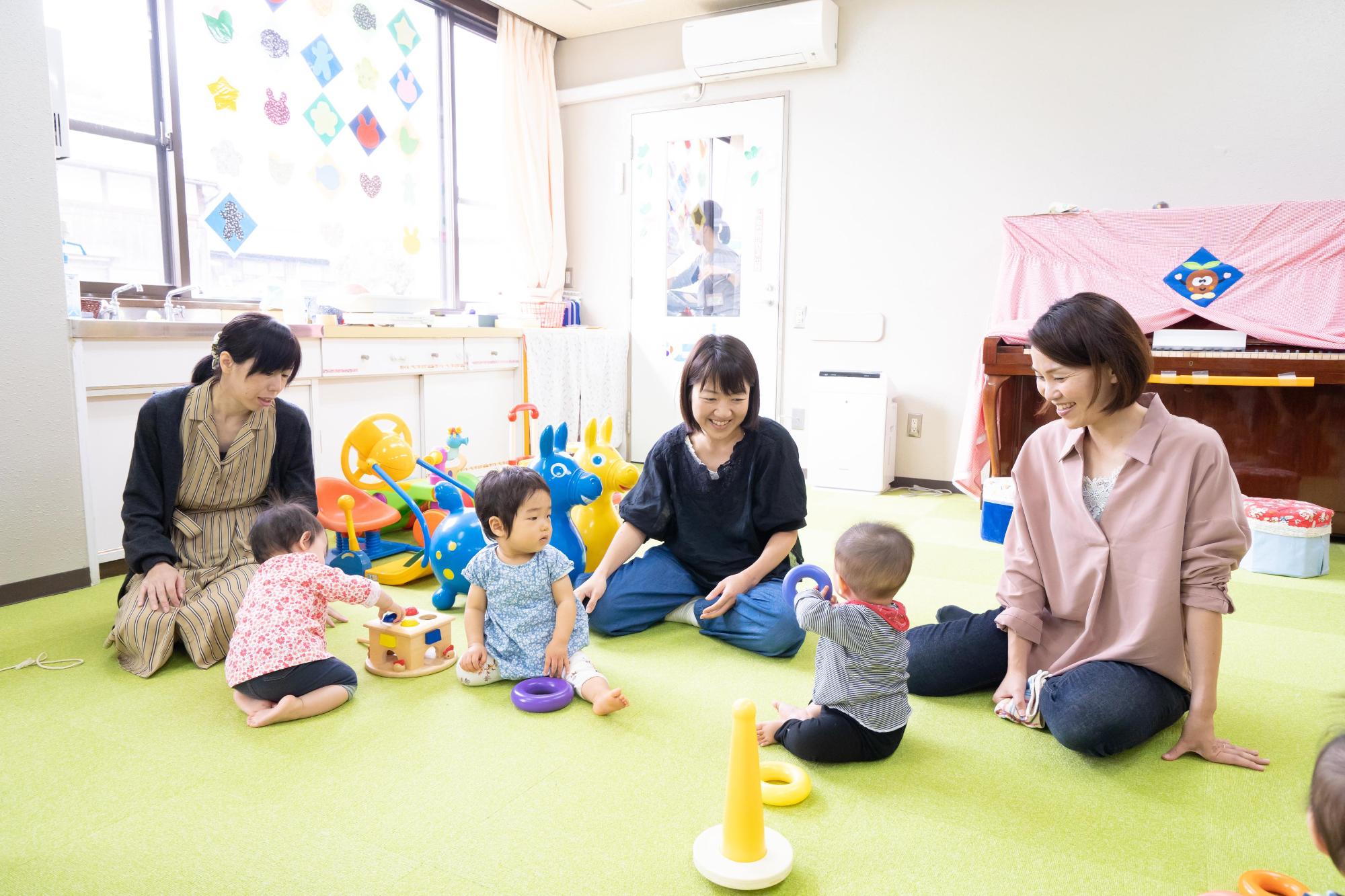 女性と手をつないでいる男の子と女の子のイラスト