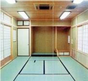 真新しい畳に趣のある和室の内観を写した写真