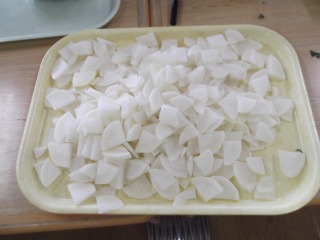 沢山の大根がイチョウ切りに切られている写真