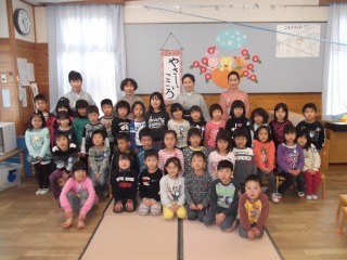先生方と子ども達が集まって写っている年長組お抹茶教室の集合写真