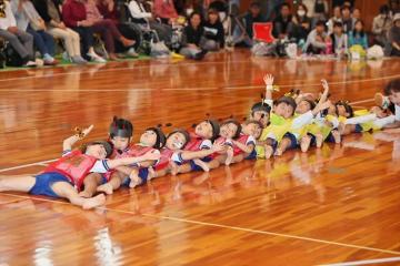 ダンスのウェーブを披露している年中児らの写真