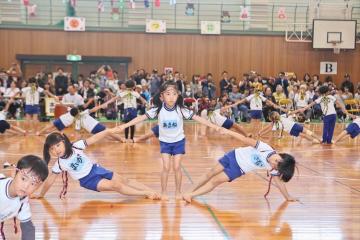 組体操を披露する年長児らの写真
