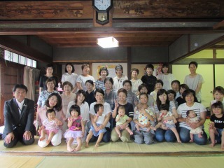 親子連れや地域の参加者たちが並んでいる集合写真