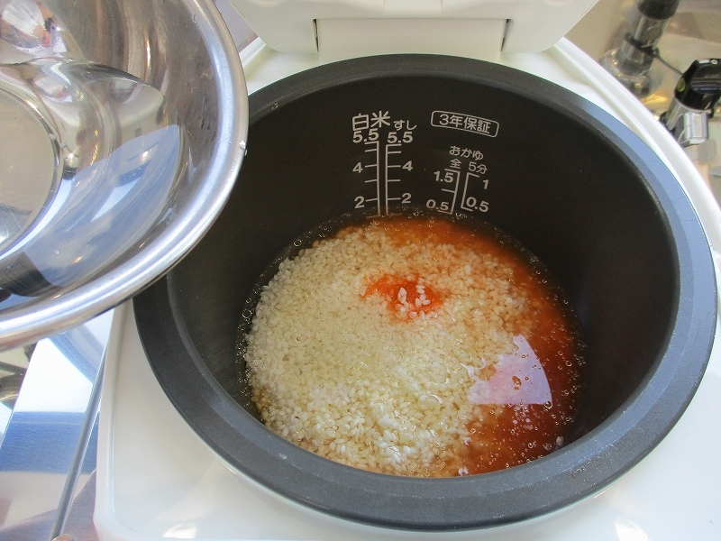 炊飯器に精白米と調味料と水を入れた写真