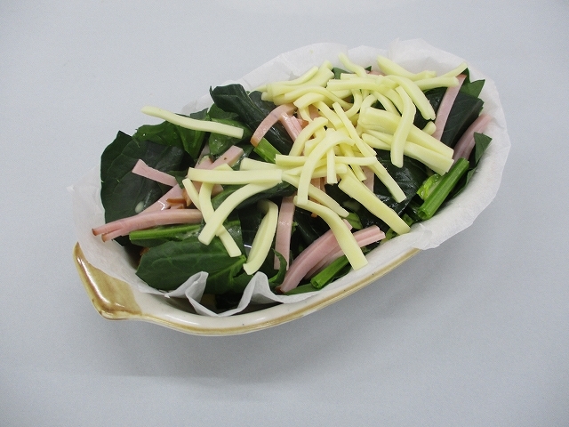 グラタン皿に具材をいれ、とろけるチーズをのせた焼く前の写真