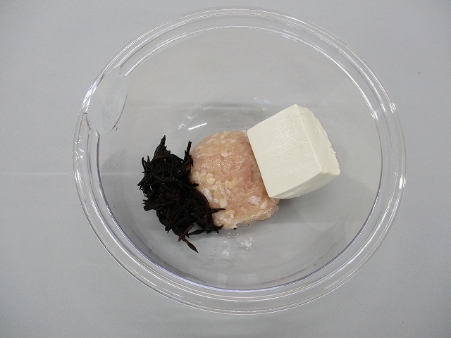 ボールに鶏ひき肉、ひじき、豆腐を加えた写真