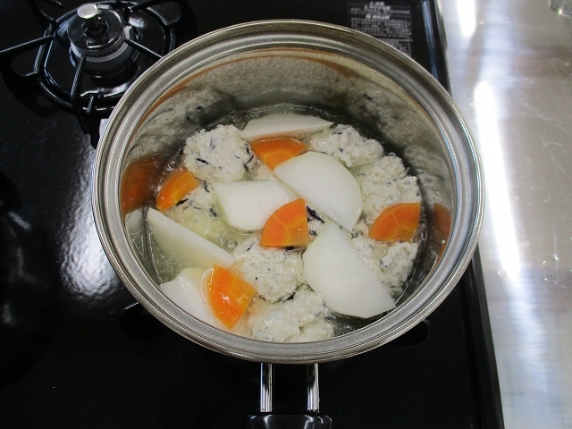 鍋に材料を加え煮ている写真