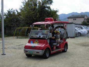 子どもたちがミニ消防車に乗せてもらっている様子