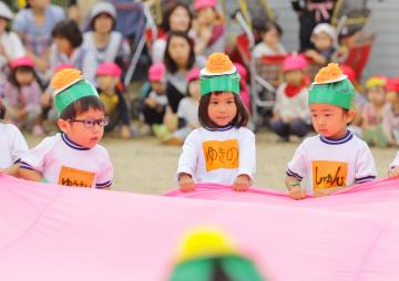 子どもたちがバルーンをしている様子の写真