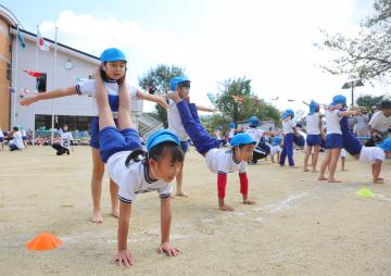 子どもたちが組体操をしている様子の写真