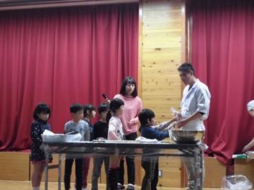 子どもたちが魚定分店さんにプレゼントを渡している様子の写真