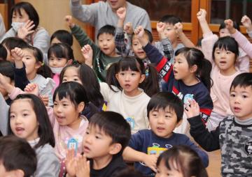 子どもたちがクリスマスの歌を歌っている様子の写真