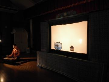 影絵の一場面を映している様子の写真