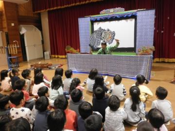 子どもたちが影絵を鑑賞している様子の写真