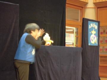 劇団員さんが人形劇を上映している様子の写真