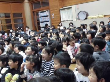 人形劇を鑑賞している子どもたちの様子の写真