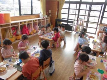 子どもたちがお別れ会食を楽しんでいる様子の写真