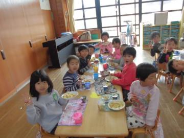 お別れ会食を楽しんでいる園児らの様子の写真