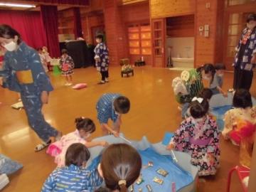 子ども達がお菓子釣りをしている様子の写真