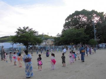 子ども達が輪になってダンスをしている様子の写真