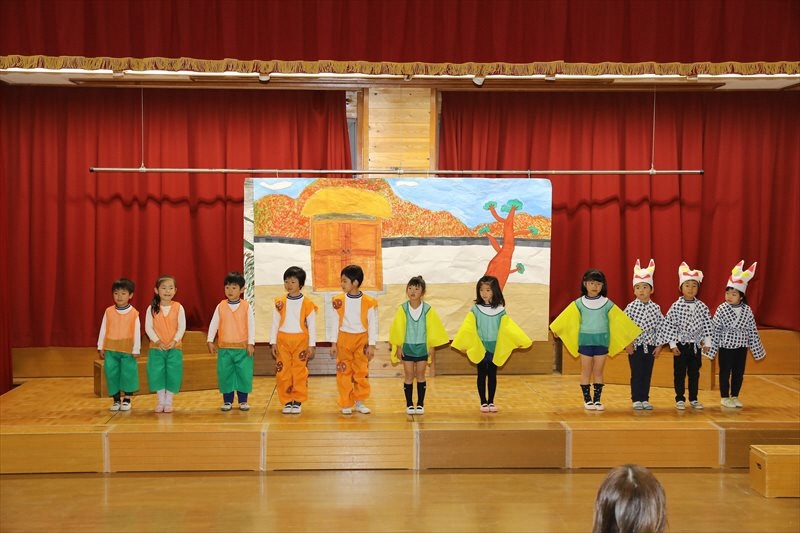 子ども達が舞台で劇遊びをしている様子の写真