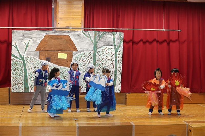 舞台で劇遊びをしている子ども達の写真