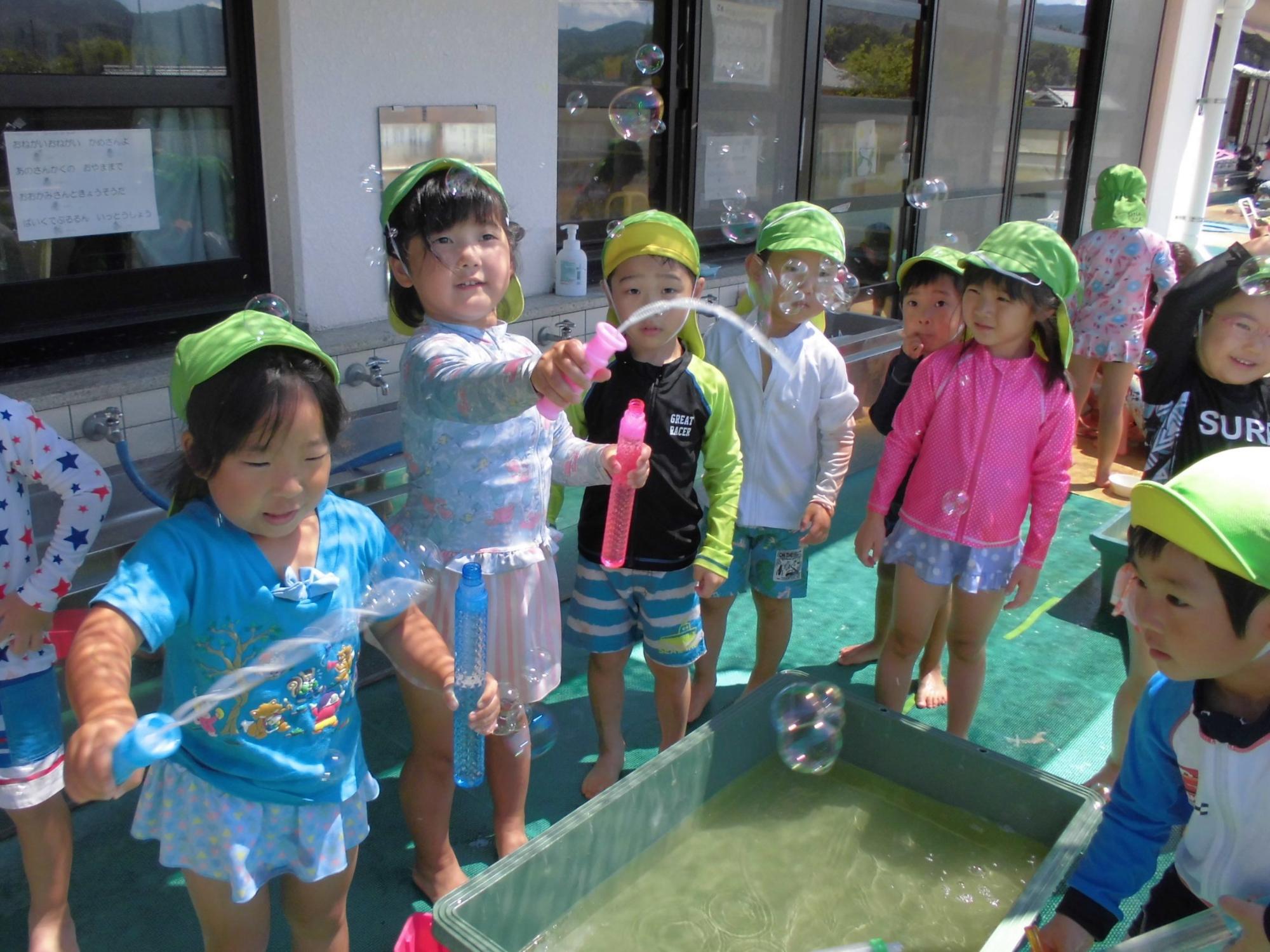 水鉄砲をしている子ども達の写真
