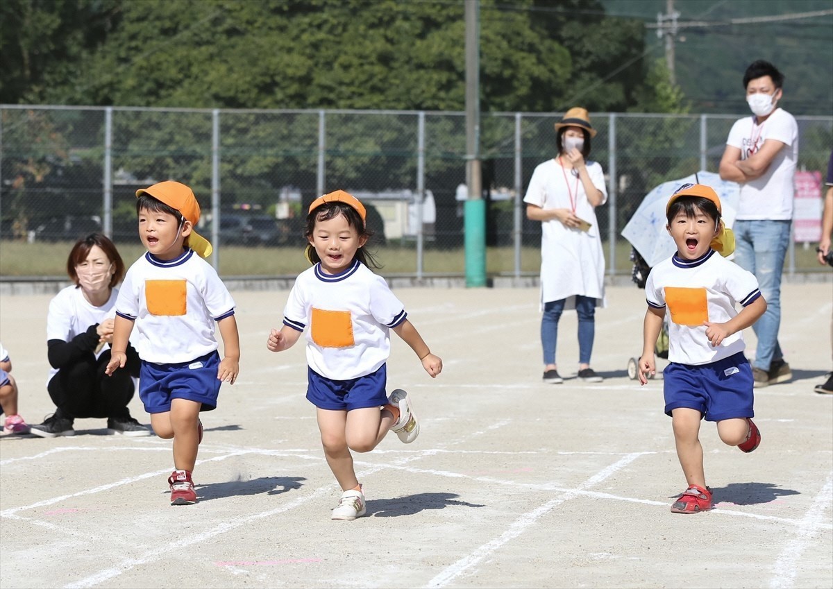 かけっこをしている3人の女の子の写真