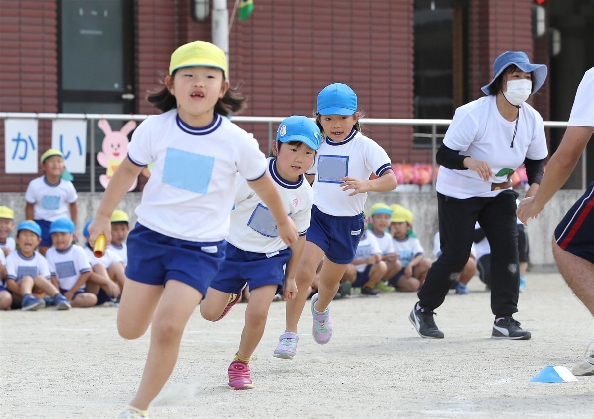 子ども達がリレーをしている様子の写真