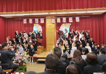 卒園性が舞台に上がり、みんなで歌をうたっている写真