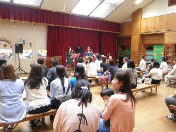 演奏を聞いている参加者の親子を写した写真
