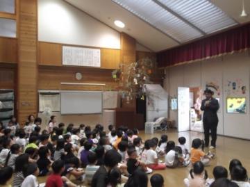 町長が子どもたちに七夕の話をしてくださっている写真