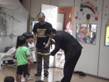 年長組の子どもたちが町長にお礼状を渡している写真