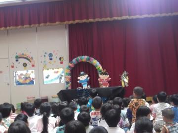 子どもたちが七夕のペープサートを観賞している写真