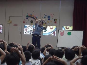 子どもたちが丸いものが何か当てるクイズを楽しんでいる写真