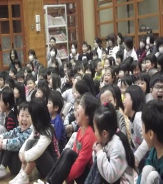 座っている子どもたちが笑っている写真