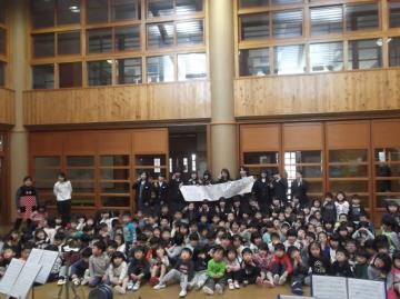 吹奏楽部の部員と子どもたちで集まっている集合記念写真