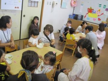 お父さん、お母さんが子どもたちの食事の様子を見守る給食参観の写真