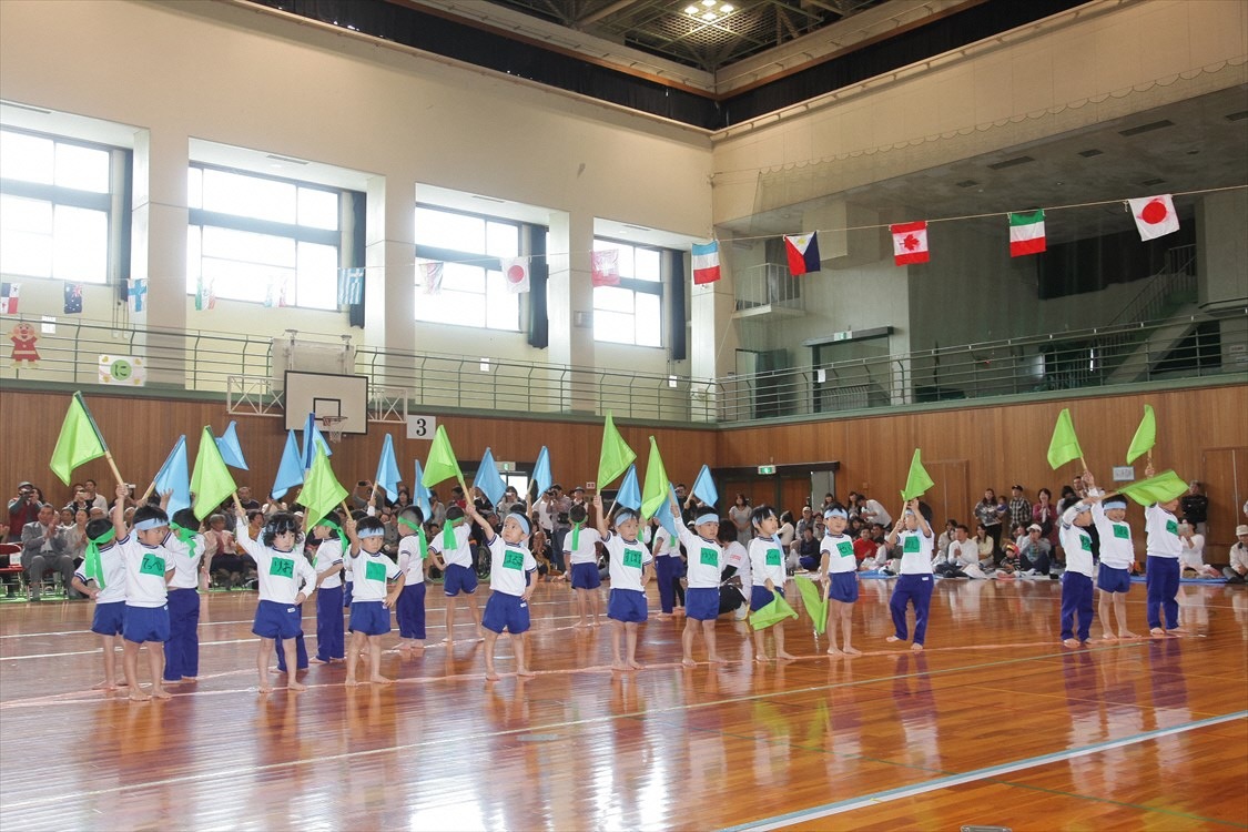 年中組が旗を振りながらダンスを踊ってる写真