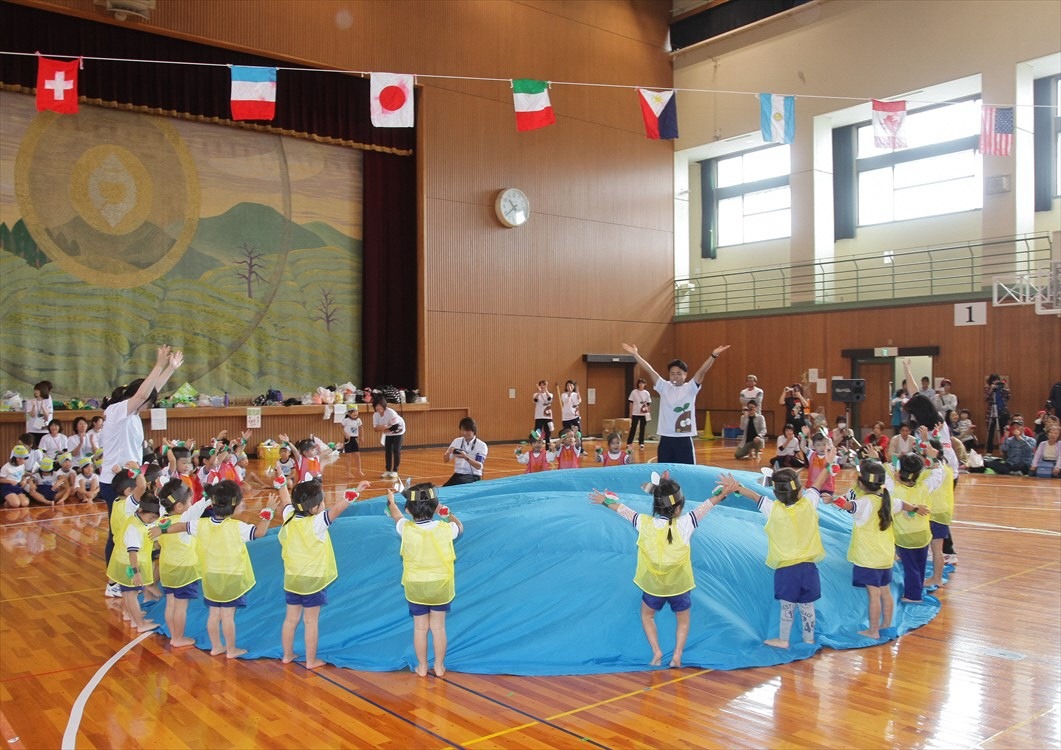 年少組が輪になってダンスをしている写真