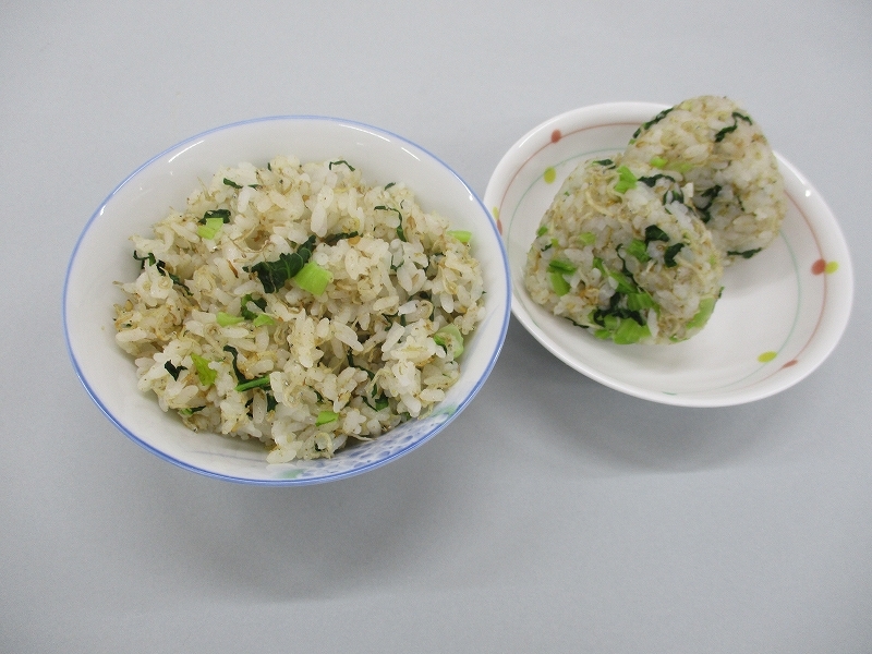 小松菜とじゃこの混ぜご飯(おにぎりと茶碗盛り)の完成写真