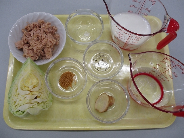 材料を並べた写真