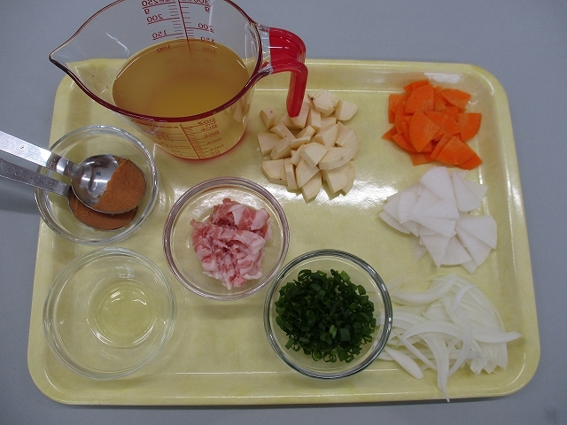 材料のカットしたものとだし汁、調味料の写真