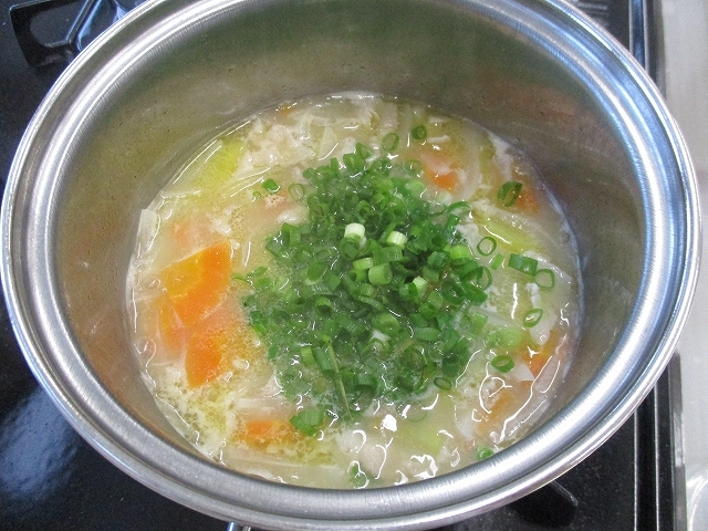 具材を炒めた鍋にだし汁や味噌を入れた写真