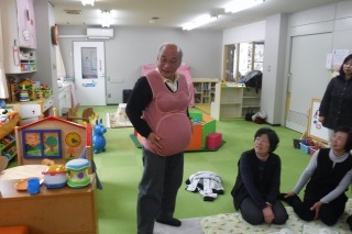 妊娠ジャケットを着ている年配の男性の写真
