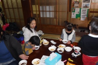 親子できな粉もちやおぜんざいを食べている写真
