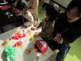 ママと子どもで鬼のお面を作っている写真
