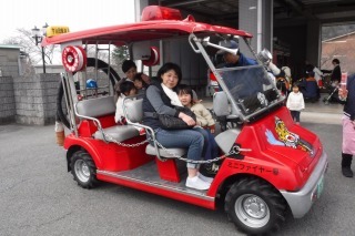 親子でミニ消防車に乗っている写真