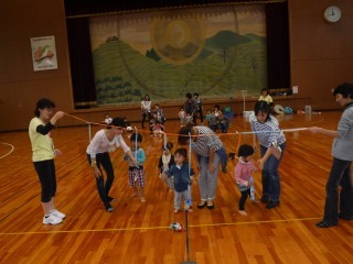 子どもがロープにぶら下がっている景品をとっている写真